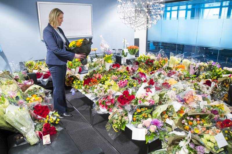 Blomsterhav på kontoret til Sylvi Listhaug fredag ettermiddag