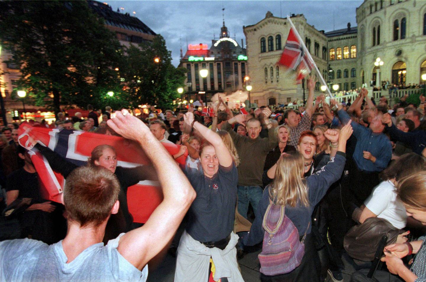 Det ble folkefest i Oslo sentrum etter Norges 2-1-seier over Brasil i Fotball-VM 1998.