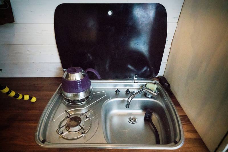 På kjøkkenet har paret installert to kokeplater og en vask. Platene drives på gass, mens en dunk på 80 liter sørger for vann. Foto: Roy Storvik