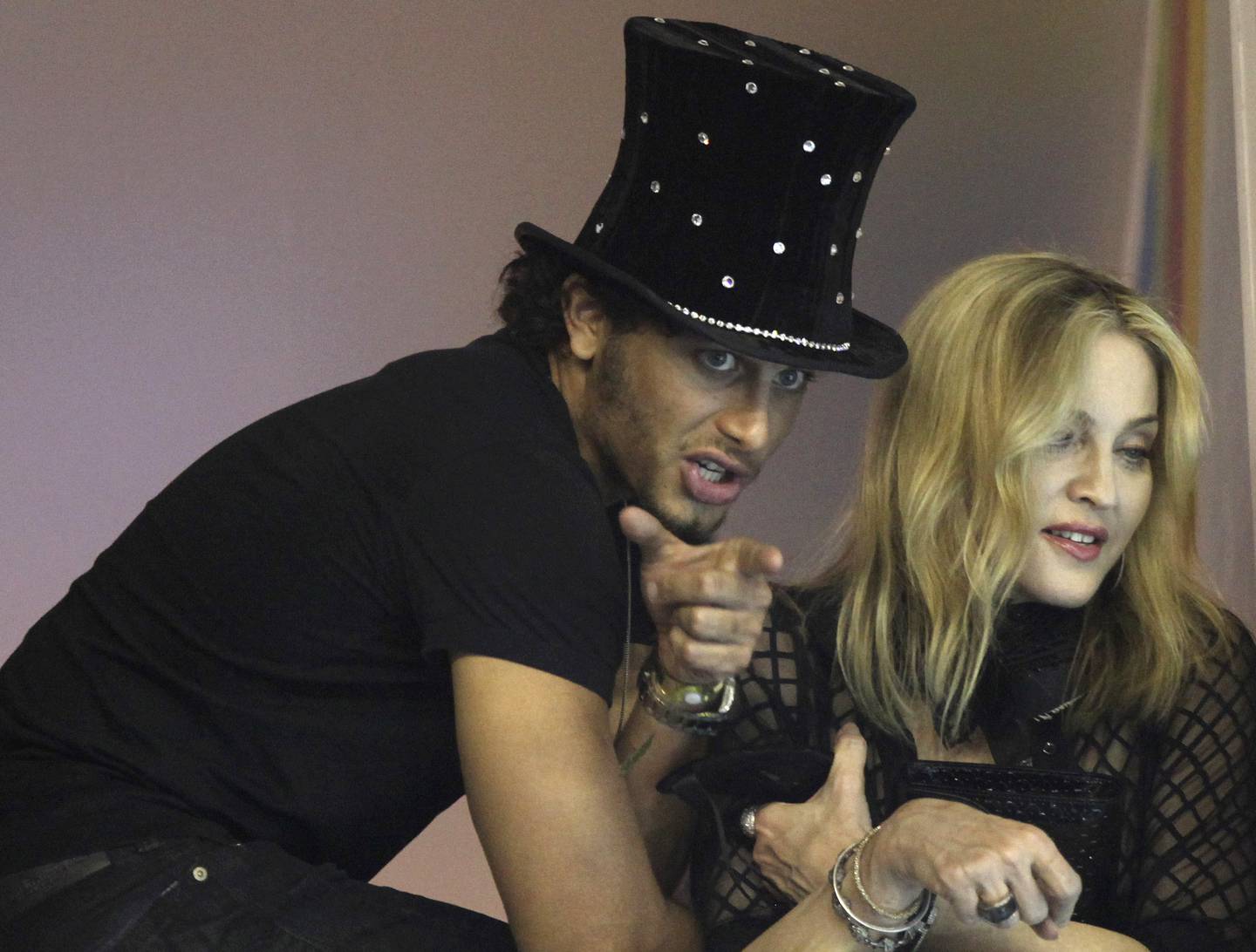 Madonna har alltid likt å omgi seg med unge menn, som den brasilianske modellen Jesus Luz - de var kjærester da hun var 51 år gammel og han var 24.