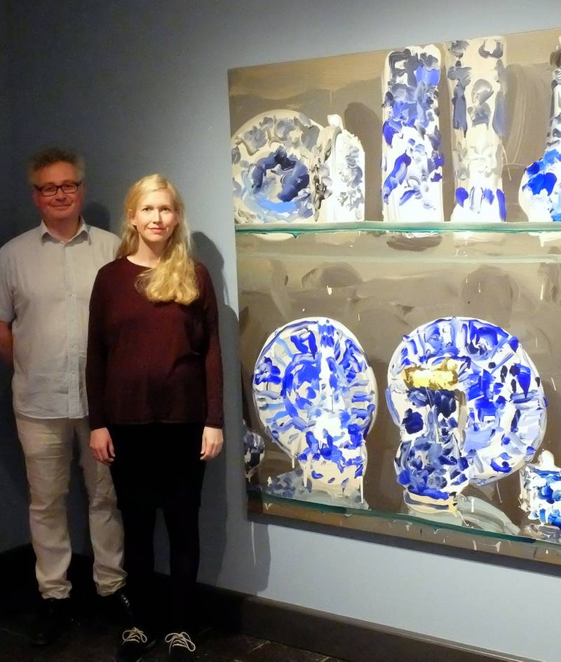 Belgiske Jan De Vliegher har malt porselen fra en kuratert utstilling i Victoria & Albert Museum i London. Sverre Følstad og Sandra Lorentzen har laget en utstilling som viser gammel og ny kunst. 