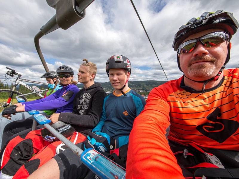Syklister tar sommeråpen stolheis i Trysil. Foto: Henrik Strømstad/Samfoto/NTB scanpix