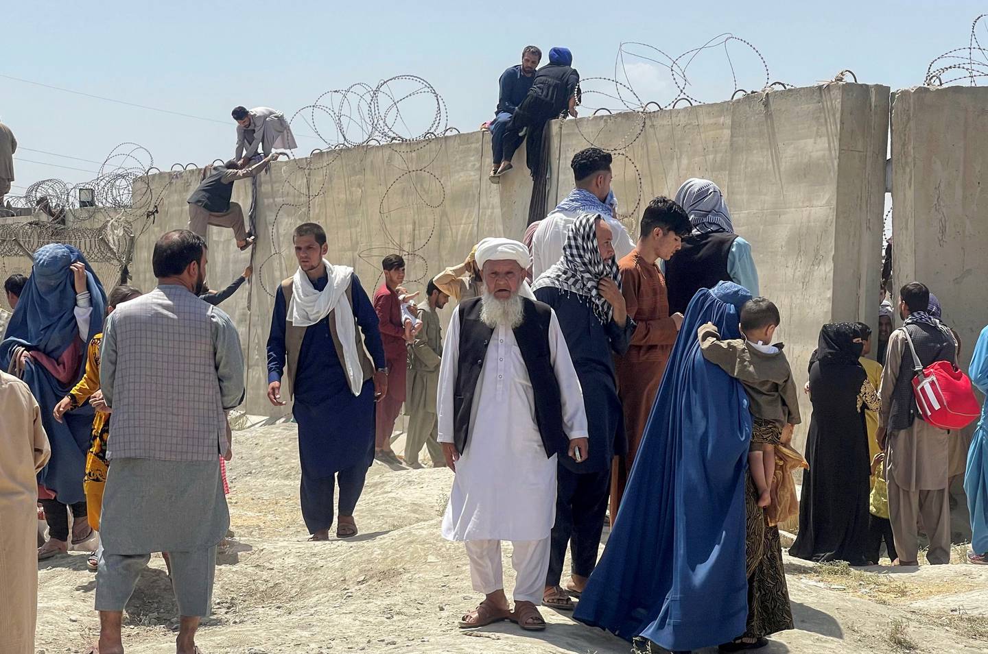 Mange afghanere er desperate etter å komme seg ut av landet. Folk prøvde å komme seg inn på flyplassen i Kabul mandag.