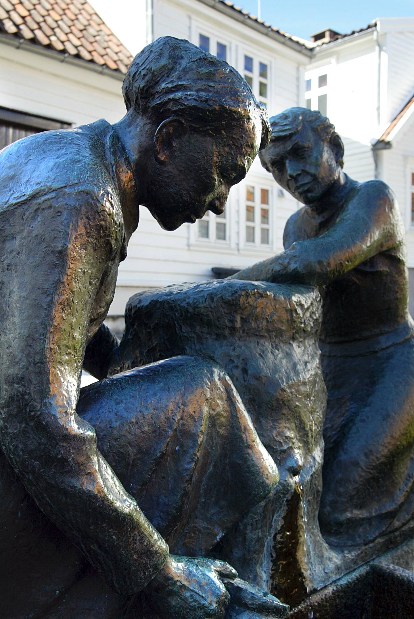 «Kvinnene ved vannposten» fra 1959. Den står i Kleivå, og er laget av 
Erik Haugland.
