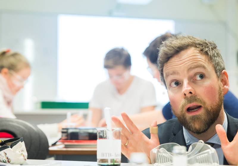 Kunnskapsminister Torbjørn Røe Isaksen (H) er glad PISA-sjokk om uro i norske klasserom er snudd til arbeidsro og læringstrykk. Her fra et besøk på Øraker skole i går.
