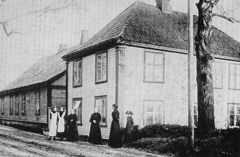 HÅNDVERKERE: Ved bygrensen mellom Rygge og Moss bodde mange håndverkere, blant annet på plasser under     Klommesten. Bildet er fra tidlig 1900-tall. FOTO: «MOSS SOM DEN VAR»