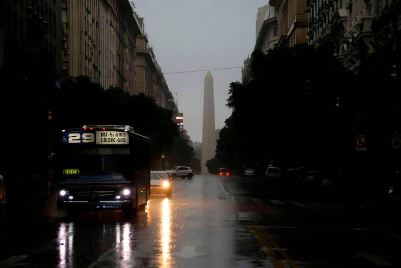 Photo released by Noticias Argentinas showing downtown Buenos Aires on June 16, 2019 during a power cut. - A massive outage blacked out Argentina and Uruguay Sunday, leaving both South American countries without electricity, power companies said. (Photo by Juan VARGAS / AFP) / Argentina OUT / RESTRICTED TO EDITORIAL USE - MANDATORY CREDIT AFP PHOTO /  NOTICIAS ARGENTINAS / Juan VARGAS - NO MARKETING - NO ADVERTISING CAMPAIGNS - DISTRIBUTED AS A SERVICE TO CLIENTS