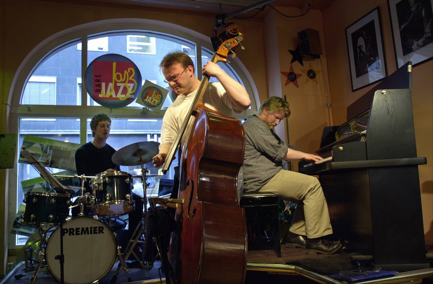 Her opptrer Helge Lien Trio på Bare Jazz i 2001. Fra venstre: Knut Aalefjær, Frode Berg og Helge Lien.
