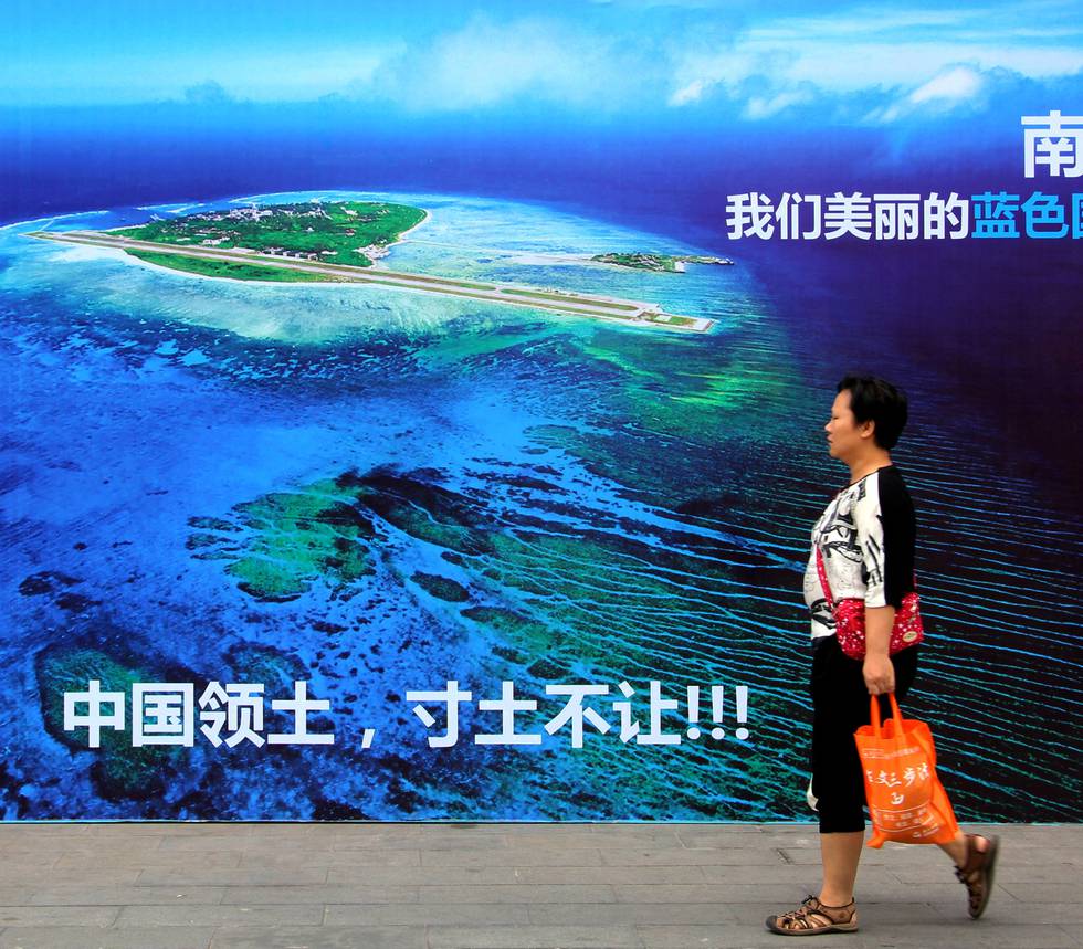 Det kinesiske propagandamaskineriet gjør sitt ytterste for å latterliggjøre domstolen i Haag. «Sør-Kinahavet, vårt vakre fedreland, vi viker ikke en tomme» står det på plakaten i Weifang i østlige Kinas Shandong provins. FOTO: NTB SCANPIX
