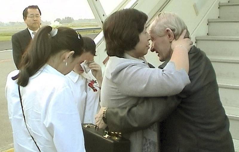 Etter intense diplomatiske forhandlinger mellom Japan    og Nord-Korea, ble Jenkins gjenforent med kona i 2004. Her klemmer de hverandre på flyplassen i Indonesia.