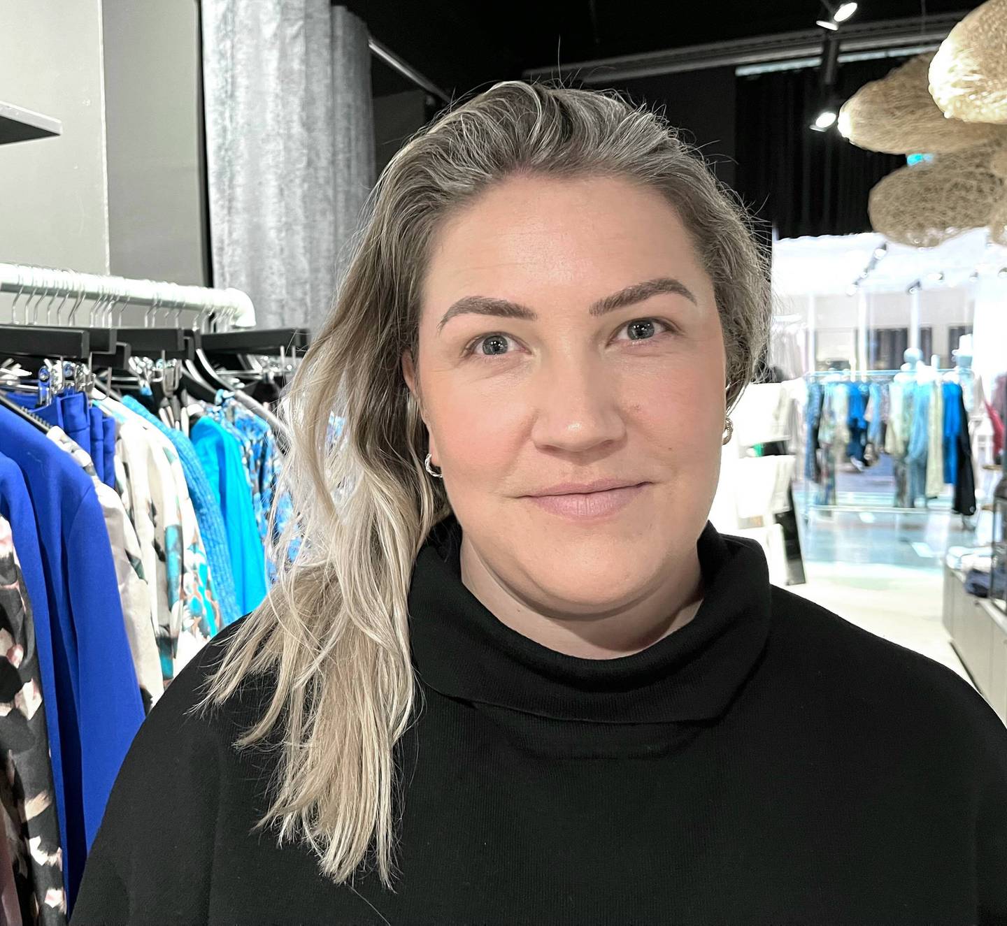 Eline Hagen driver klesbutikk på Amfi Madla og synes det er sjokkerende hvor utspekulerte butikktyvene er.