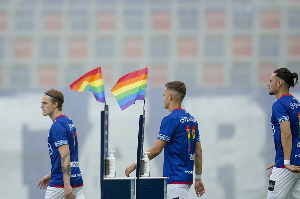 Pride-flaggene er på plass på Intility arena. Tobias Christensen, Henrik Udahl og Amor Layouni representerer en klubb med mangfold.