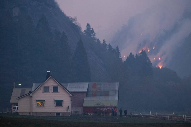 Sokndal  20190423.
Det brenner tirsdag kveld ved Åmot i Sokndal.

Foto: Tor Erik Schrøder / NTB scanpix