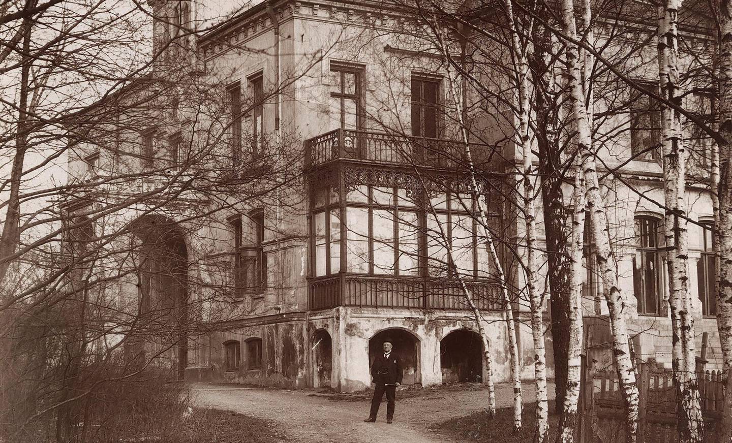 Herskapsvillaen Onsumslottet, på Lille Munkengen i St. Halvards gate 33, ble tegna av arkitektene Bernhard Steckmest og Paul Due. Her antakelig fotografert i 1905. Bygningen ble revet 15. mai samme år.