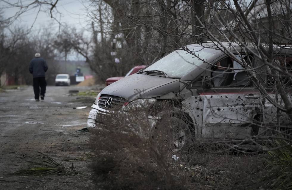 137 ukrainske soldater er drept den første dagen med kamper etter at Russland invaderte landet, sier Ukrainas president Volodymyr Zelenskyj. Bildet er fra havnebyen Mariupol, ett av mange steder der det var angrep torsdag. Foto: Sergej Grits / AP / NTB