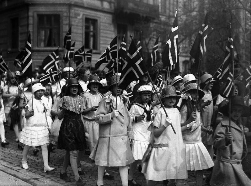 17. mai-feirende jenter anno 1925.