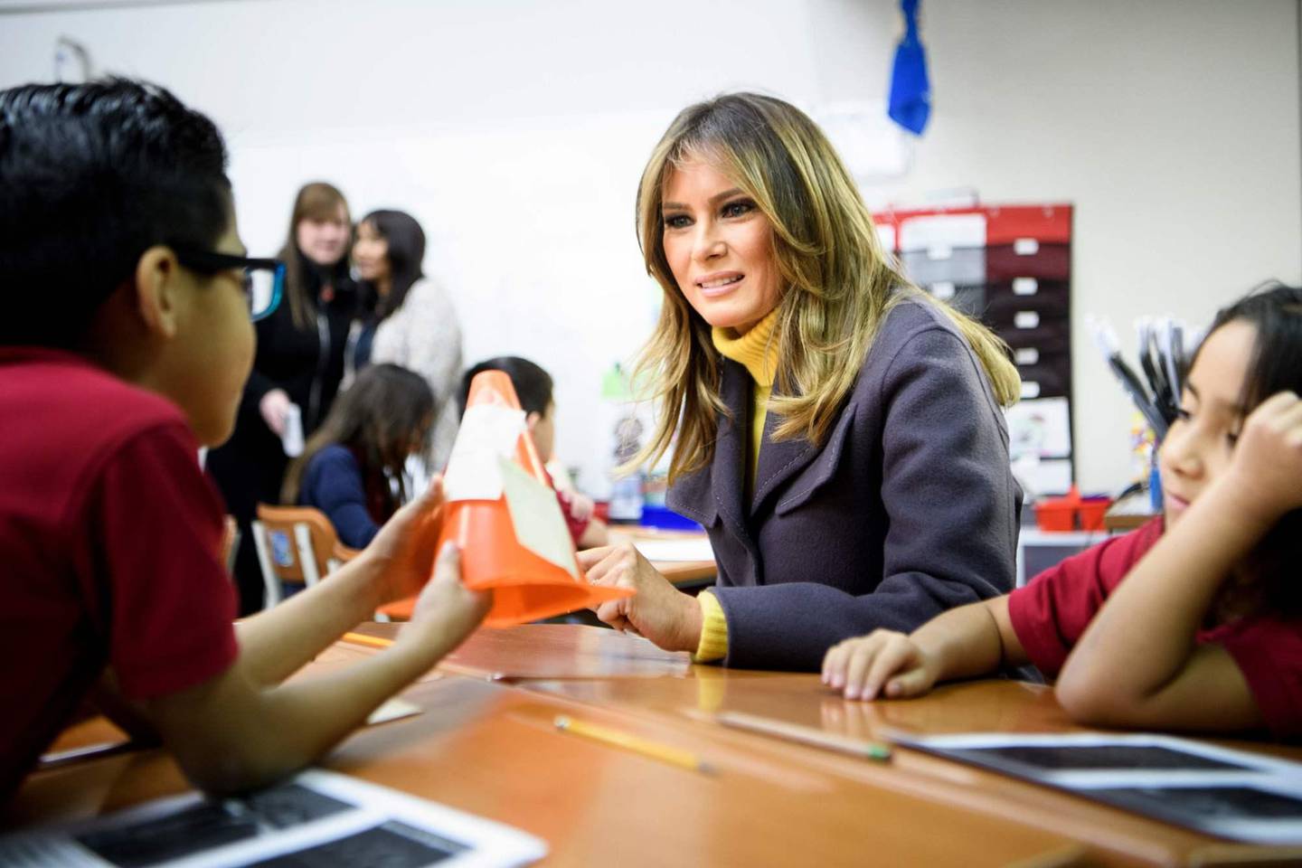 US First Lady Melania Trump visits a 2nd grade language arts class at the Dove School of Discovery on March 4, 2019 in Tulsa, Oklahoma. - The First Lady is travelling to Oklahoma, Washington, and Nevada as part of her "Be Best" tour. (Photo by Brendan Smialowski / AFP)