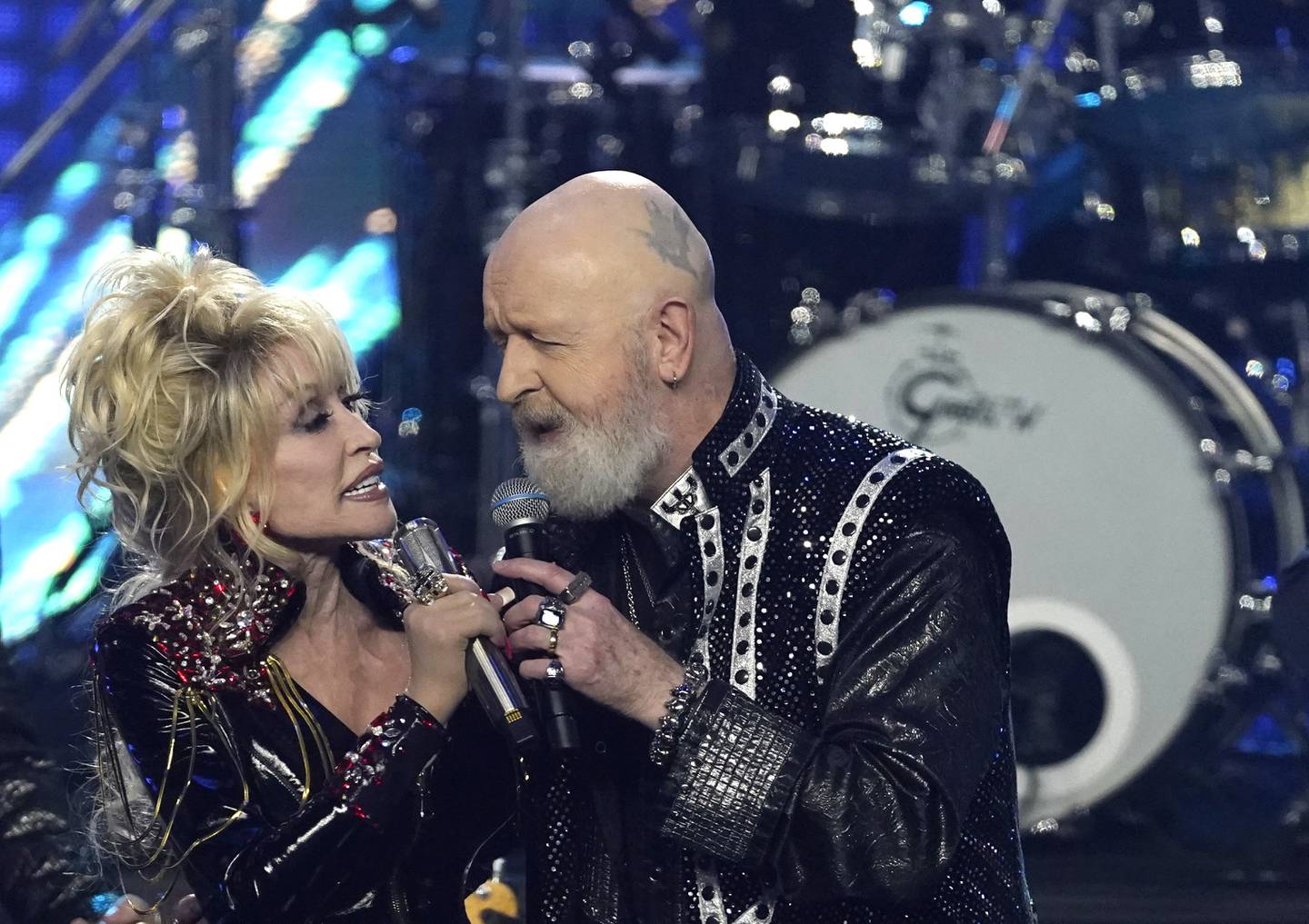 Dolly Parton med Rob Halford fra Judas Priest, da hun ble innlemmet i Rock & Roll Hall Of Fame. Parton synger også sammen med Halford på det nye albumet "Rockstar".