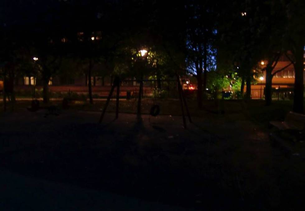 Tonje Tornes i Tøyenkampanjen ber om at barna på Tøyen får slippe å leke på lekeplassene i stummende mørke. Bildet er fra lekeplassen bak Kolstadgata 1 kl. 17:00. FOTO: TONJE TORNES 