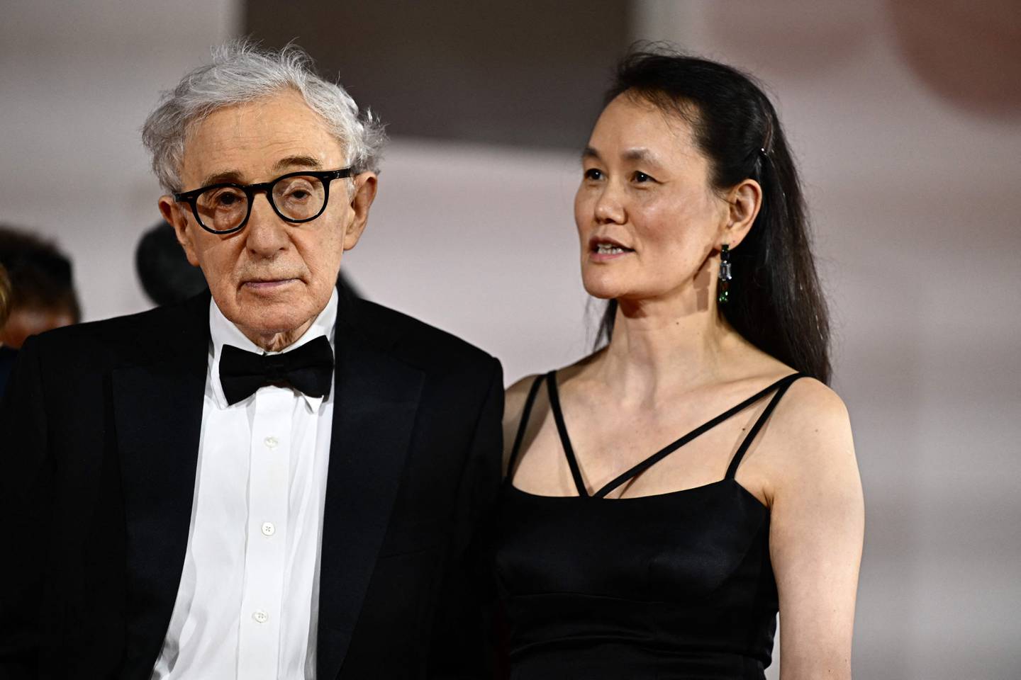 Woody Allen og kona Soon-Yi Previn ved premieren på hans «Coup de Chance» ved den 80. filmfestivalen i Venezia. Demonstranter protesterte mot at Woody Allen, Roman Polanski og Luc Besson deltar med filmer ved årets festival.