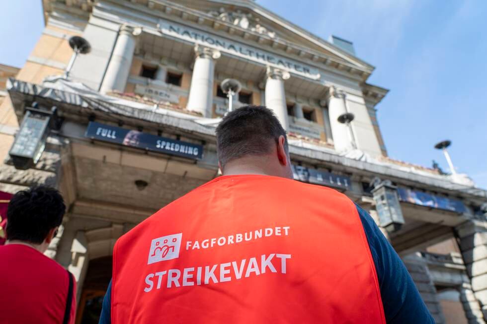 Oslo 20210909. 
Streikevakter utenfor Nationalteateret.
Foto: Terje Pedersen / NTB
