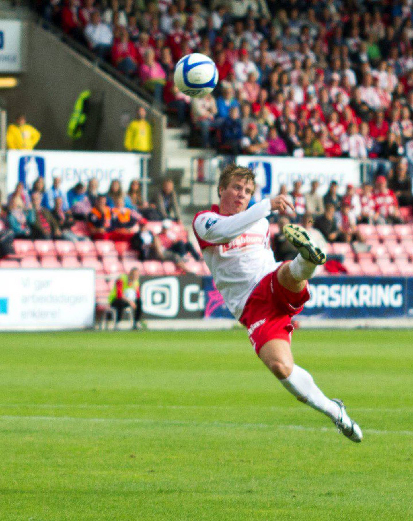 Simen Rafn, den gang 19 år, forsøker en avslutning i en FFK-kamp hjemme mot Molde i 2011.