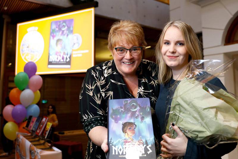 Kulturminister Trine Skei Grande delte ut Arks barnebokpris til Malin Falch (t.h.). FOTO: NTB SCANPIX