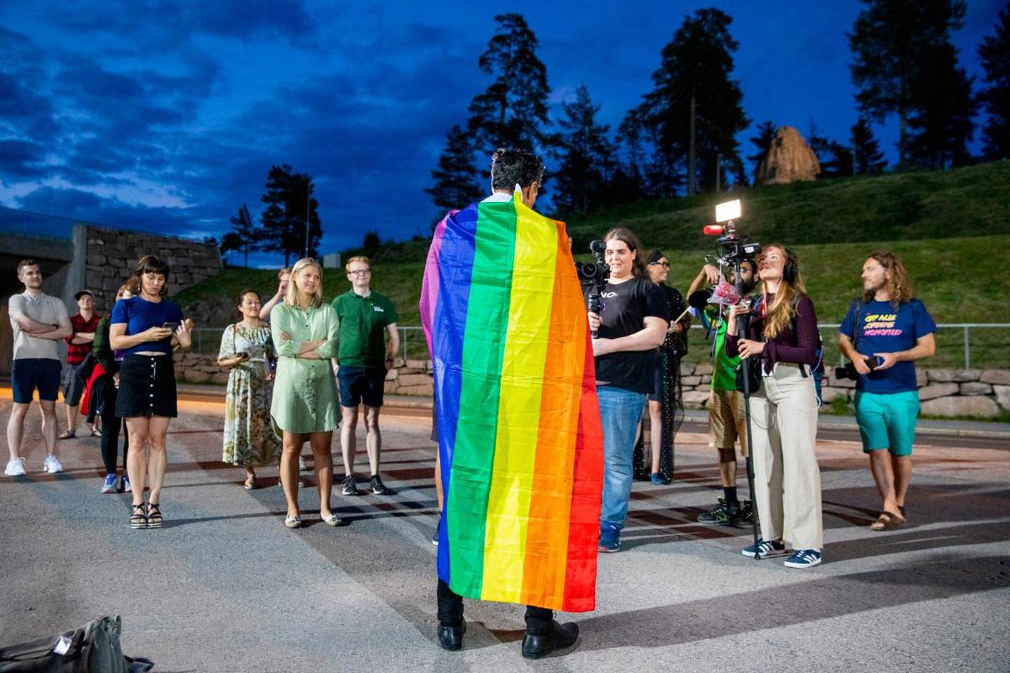Kultur- og likestillingsminister Abid Raja markerte åpningen av Oslo pride 2020 med å kjøre zipline ned Holmenkollbakken med et regnbueflagg på ryggen.