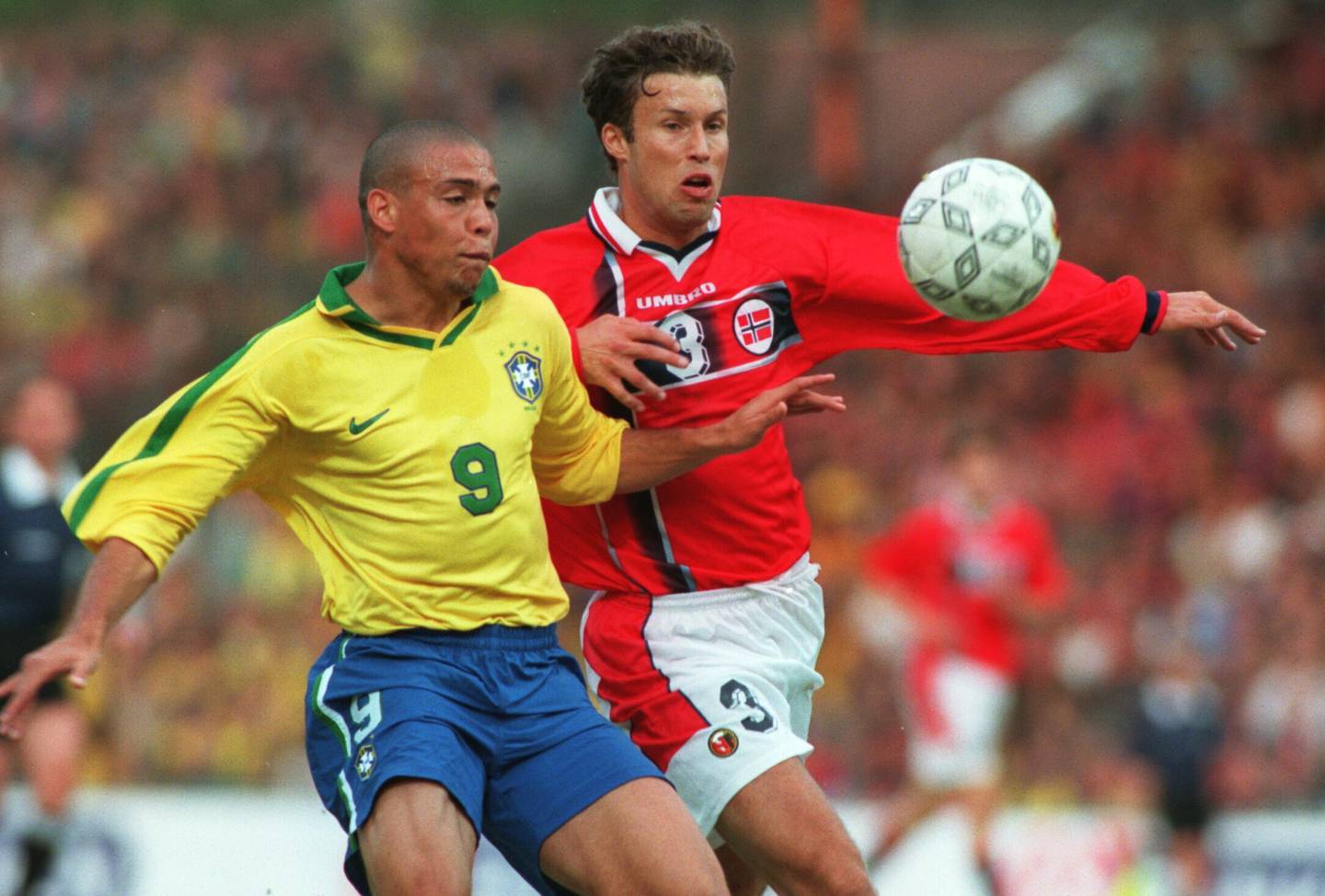 Ronaldo i aksjon for Brasil mot Norge i en landskamp på Ullevaal stadion i 1997. Her er han i duell med Ronny Johnsen. Foto: Erik Johansen / NTB