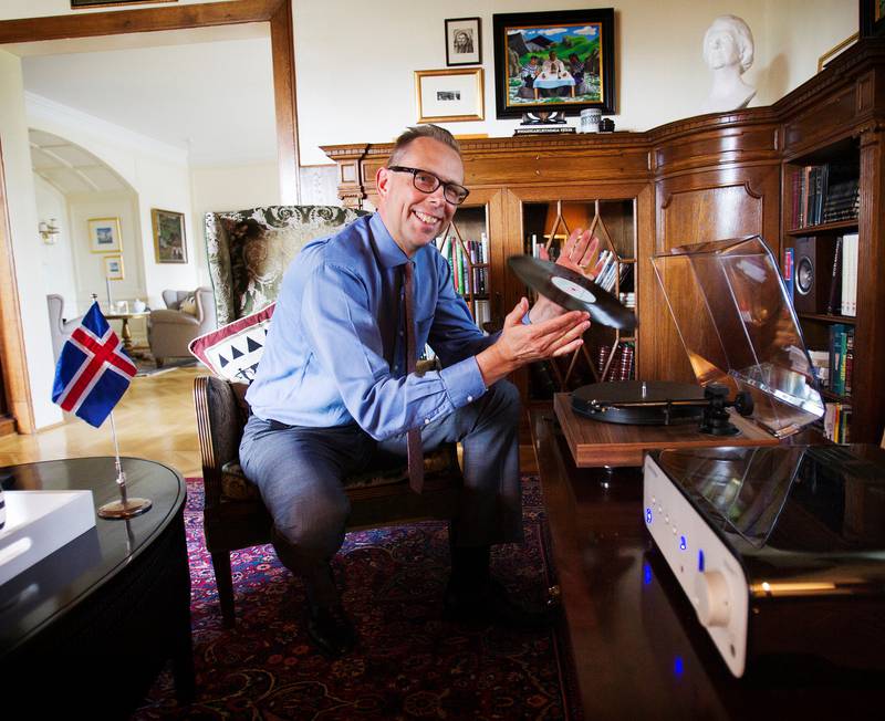 Roer ned: Den islandske ambassadøren i Oslo, Hermann Ingólfsson, roer nervene før søndagens EM-kamp med å lytte til god musikk på gammel vinyl.