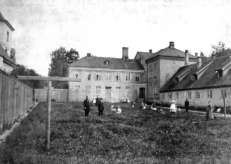 Pasientene i luftegården på Oslo hospitals sinnssykeasyl ca. 1870-1880. FOTO: PER ADOLF THORÉN/OSLO MUSEUM