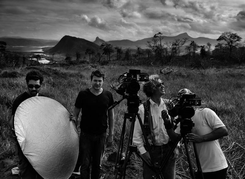Juliano Salgado og Wim Wenders sammen med kamerateamet under innspillingen av «Jordens salt». FOTO: ©Sebastião SALGADO/Amazonas images