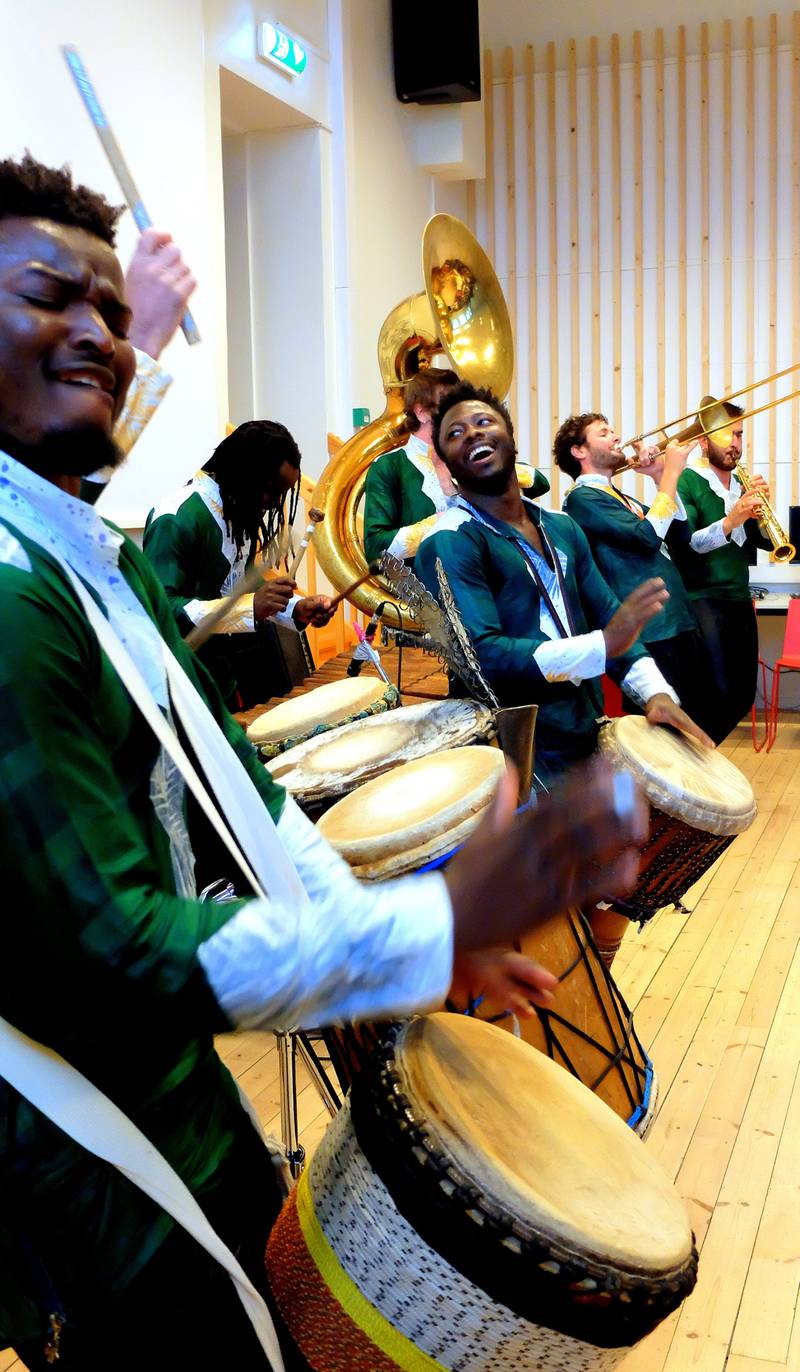 Franske Mandé Brass Band varmet opp til spillejobben på dagens Globusfestival med et svingende besøk på Introduksjonssenteret fredag.