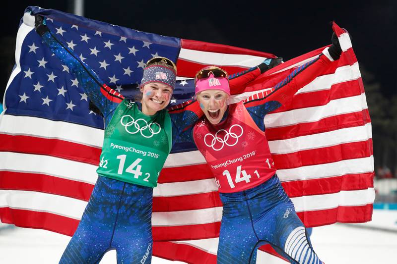 Jessica Diggins (t.v.) og Kikkan Randall jubler over USAs historiske OL-gull. Randall fikk gullet i sitt siste OL-løp.