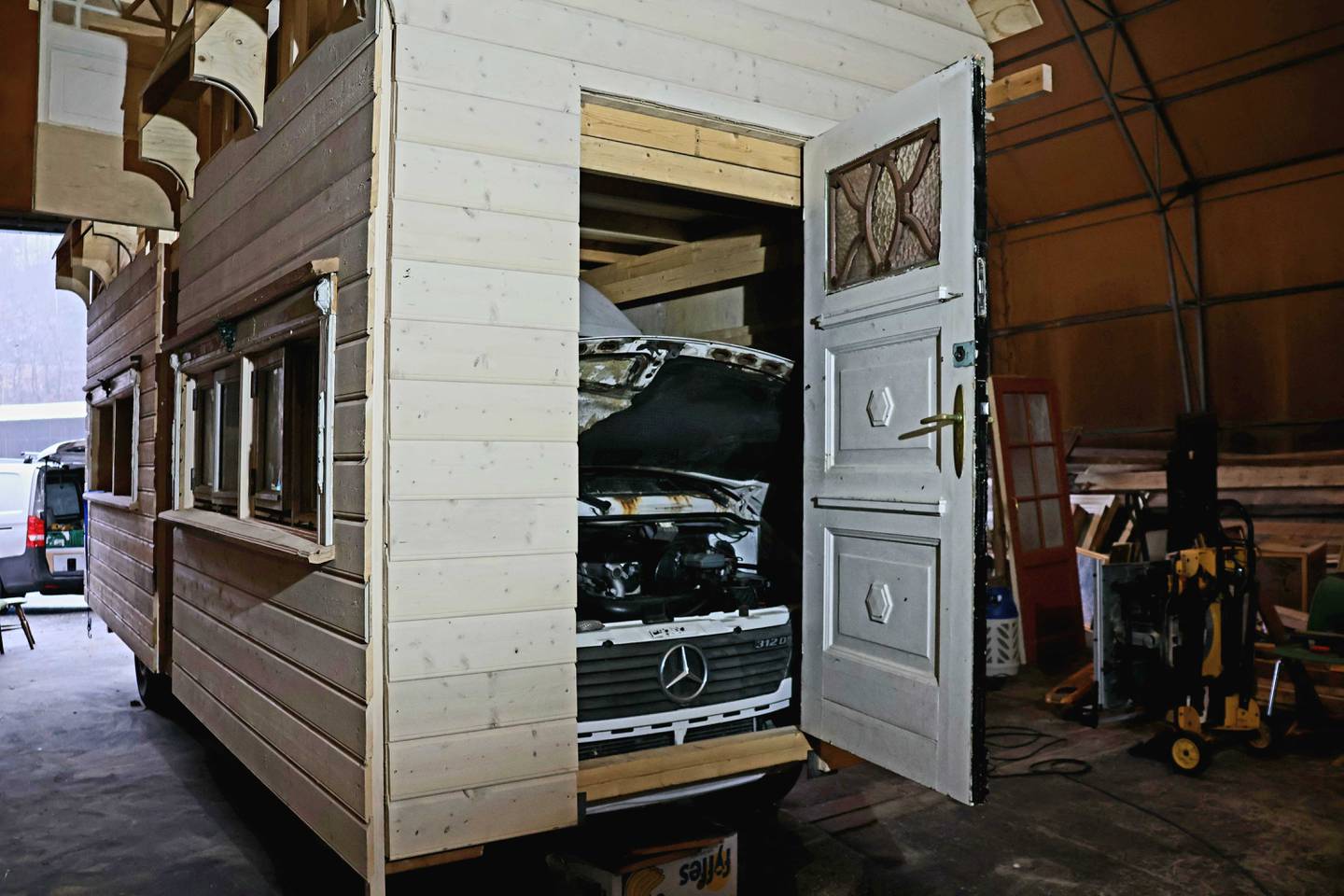 Roger Iversen bygger minihus av varebil.