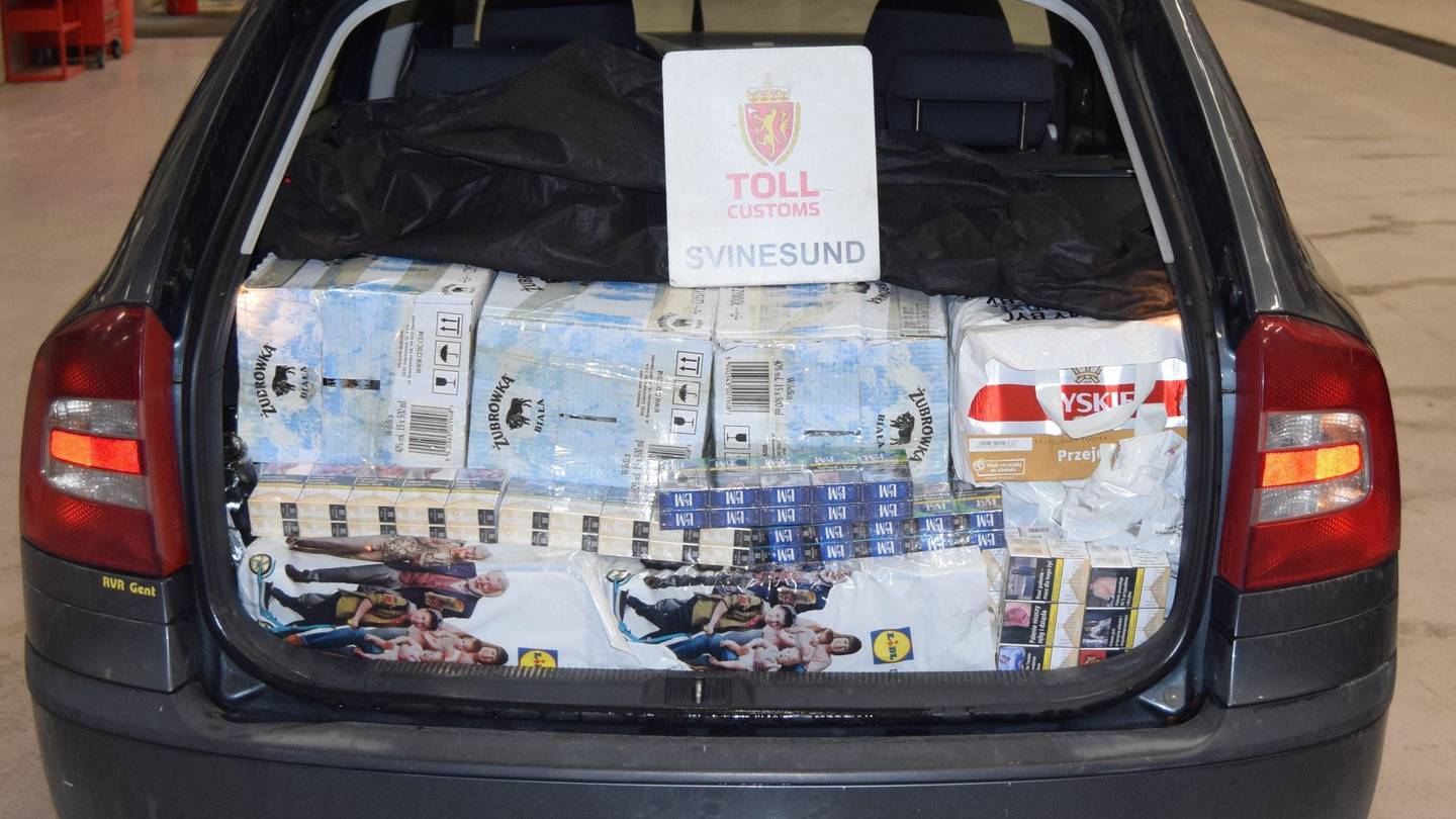 I en bil med falske skilter og justert fjæringssystem forsøkte den polske mannen å smugle 300 liter øl, 87 liter brennevin og 2.200 sigaretter over den gamle Svinesundbrua lørdag 16. november 2019.