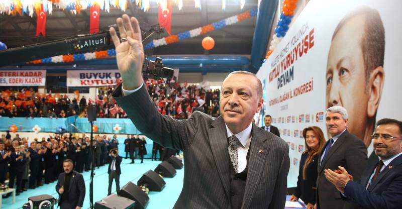 Tyrkias president Recep Tayyip Erdogan vinker til tilhengere.