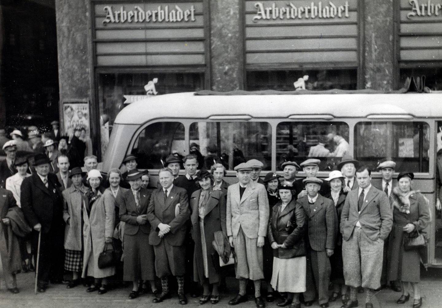 Billige fellesreiser med båt, buss og jernbane ble populært i mellomkrigstida. Deltakerne i den første «Se Norge»-turen arrangert av Norsk Folkeferie våren 1939.