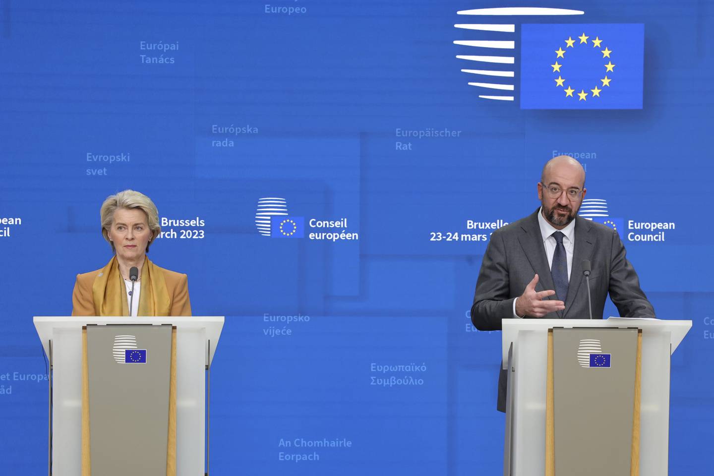 Europakommisjonens president, Ursula Von der Leyen, og presidenten for Det europeiske råd , Charles Michel, under EUs toppmøte i mars.