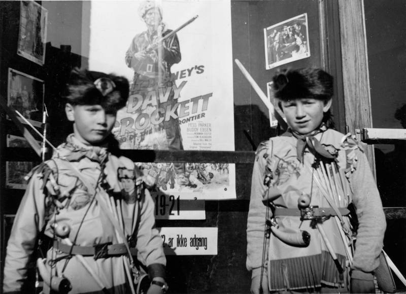 Drammen kommunale kinematografer. 
To gutter utenfor Saga kino med Davy Crockett-kostyme. 
Ukjent datering, ca 1955.