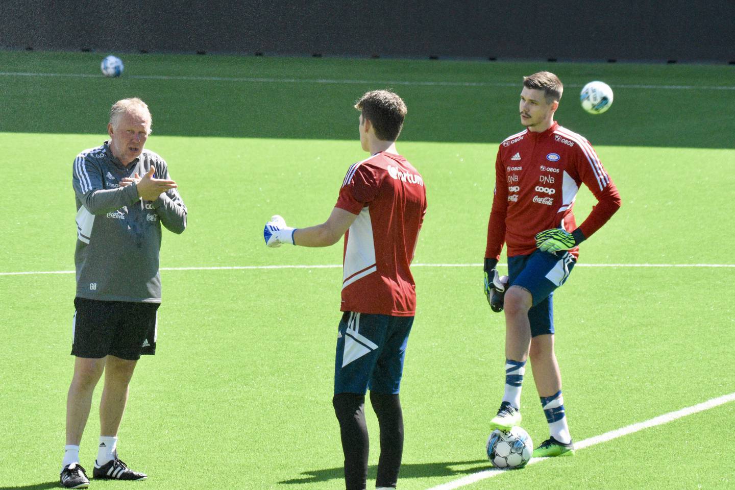Gjermund Østby (t.v.) gir Storm Strand-Kolbjørnsen og Per Kristian Bråtveit instrukser på tirsdagens Vålerenga-trening.