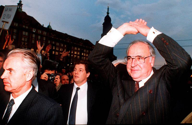 Østtyskerne slo hull i Muren og fikk den fjernet, men så overtok vesttyske politikerne i Bonn med Helmut Kohl (t.h.) i spissen all regi. Her fra Dresden i  desember 1989. Kohl skal holde pressekonferanse med DDRs daværende – og siste – statsminister, Hans Modrow (t.v.). FOTO: Jockel Finck/ap/ntb scanpix