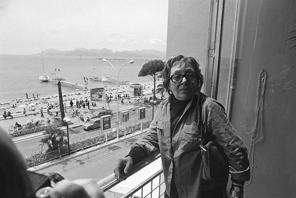 Forfatter og filmkunstner Marguerite Duras fotografert i Cannes 17. mai 1977. Den lille boka «Stedene» gir et unikt innblikk i hennes kunstnerisk prosess. FOTO: NTB SCANPIX