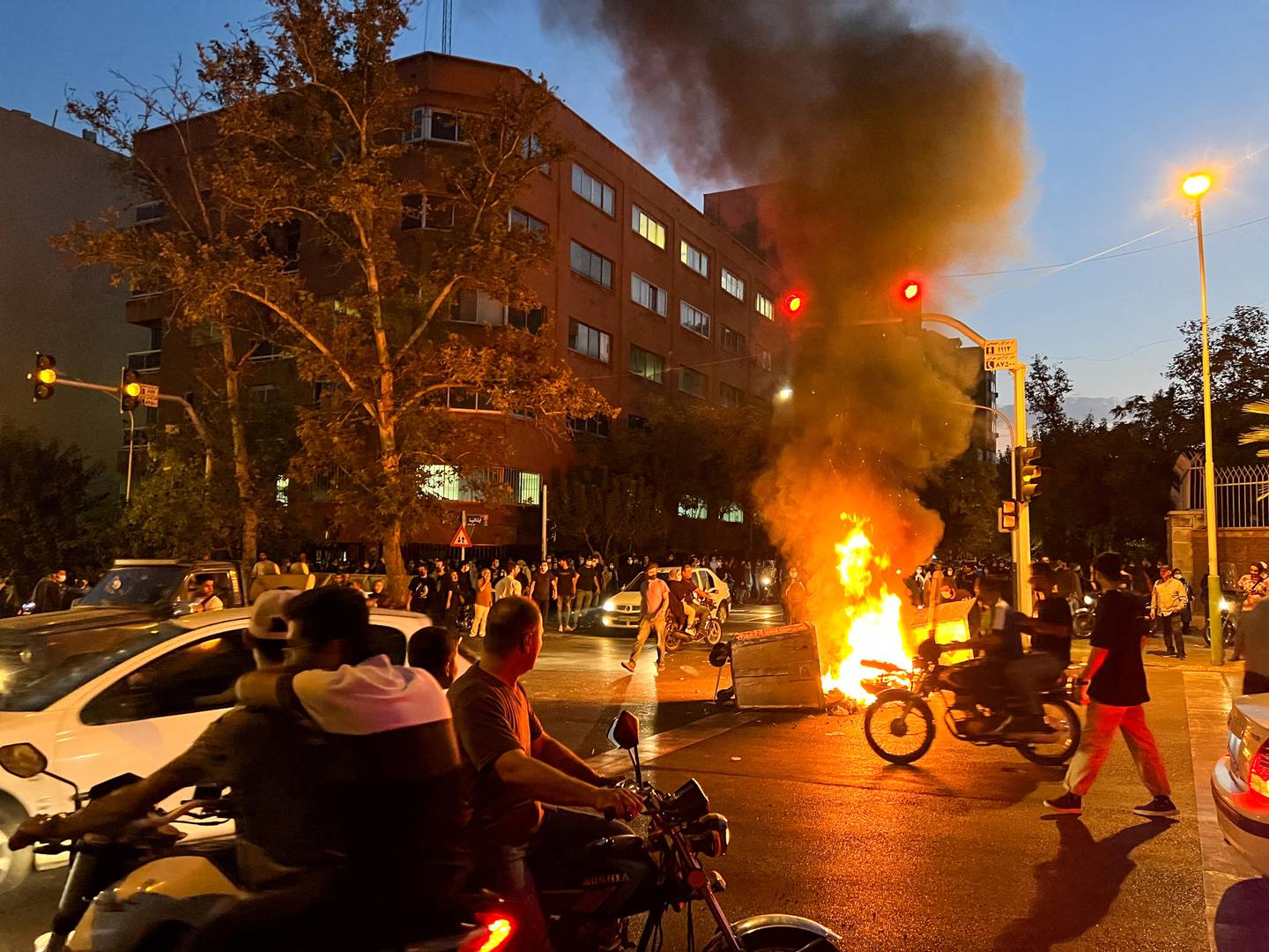 En motorsykkel står i flammer under en protest i Irans hovedstad Teheran etter dødsfallet til Mahsa Amini.