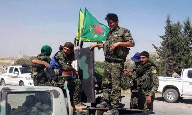 Den syrisk-kurdiske gruppen YPG har med støtte fra arabiske opprørsgrupper og den amerikanskledede koalisjonen drevet IS bort fra store deler av Nord-Syria. Nå kan angrepet mot IS-hovedsetet Raqqa stå for tur. Her er YPG-krigere i Ein Eissa nprd for Raqqa i sommer. FOTO: NTB SCANPIX