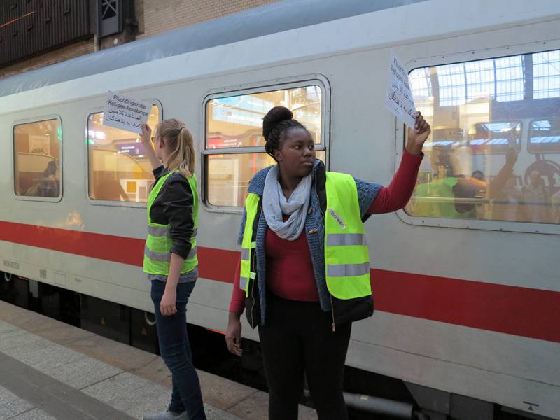 Mange titalls frivillige har de siste ukene hjulpet flyktninger som vil reise videre nordover fra togstasjonen i Hamburg. Selma Bungener (16) (til venstre) og Doreen Tuffour (17) tar imot de nyankomne når de kommer med toget. FOTO: ISELIN STALHEIM MØLLER