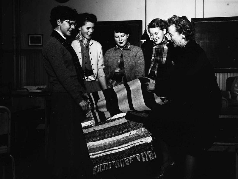 Gamle klesrester fikk nytt liv. Her veves filleryer på Hartvig Nissens skole på Frogner 1954.