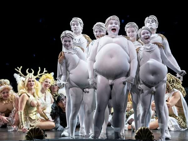 «Orfeus i underverdenen»: Klumpete nakne statuer, enormt lange peniser og sterk operettesang