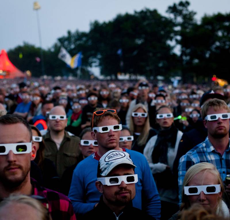 Slik ser det ut blant publikum når Kraftwerk spiller 3d-settet sitt utendørs – her under Roskilde-festivalen 2013. 