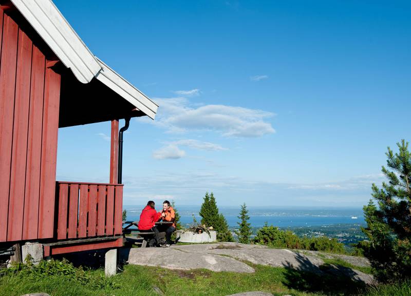 Hovdehytta i Asker har kanskje Oslofjordens luftigste turisthytte-utsikt. FOTO: SINDRE THORESEN LØNNES